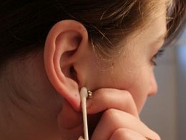 How to Clean an Ear Piercing (with Pictures)